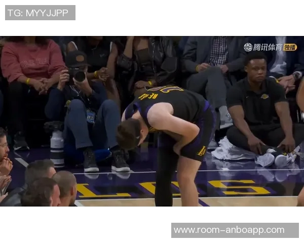 里夫斯:我可不会去造锡安的进攻犯规赶紧躲开就对了 里夫斯:我可不会去造锡安的进攻犯规赶紧躲开就对了